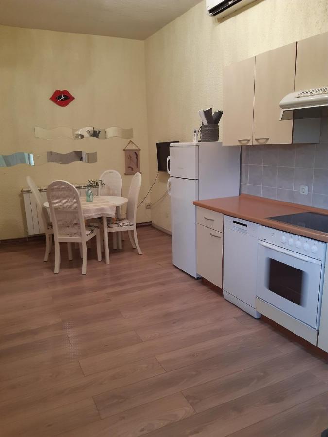 Apartment Margareta By El-Pi Tours Njivice Exterior foto