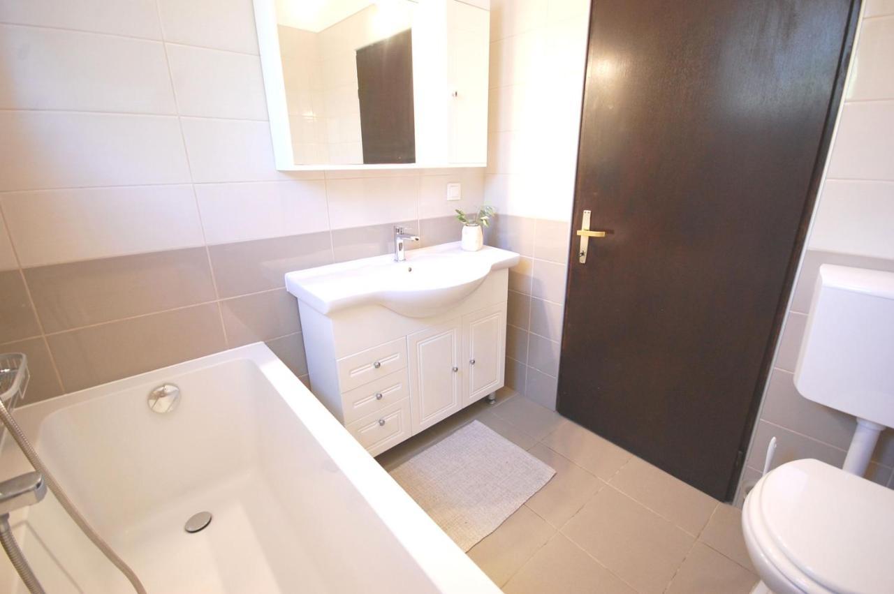 Apartment Margareta By El-Pi Tours Njivice Exterior foto