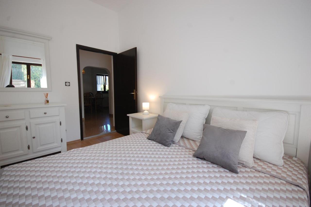 Apartment Margareta By El-Pi Tours Njivice Exterior foto
