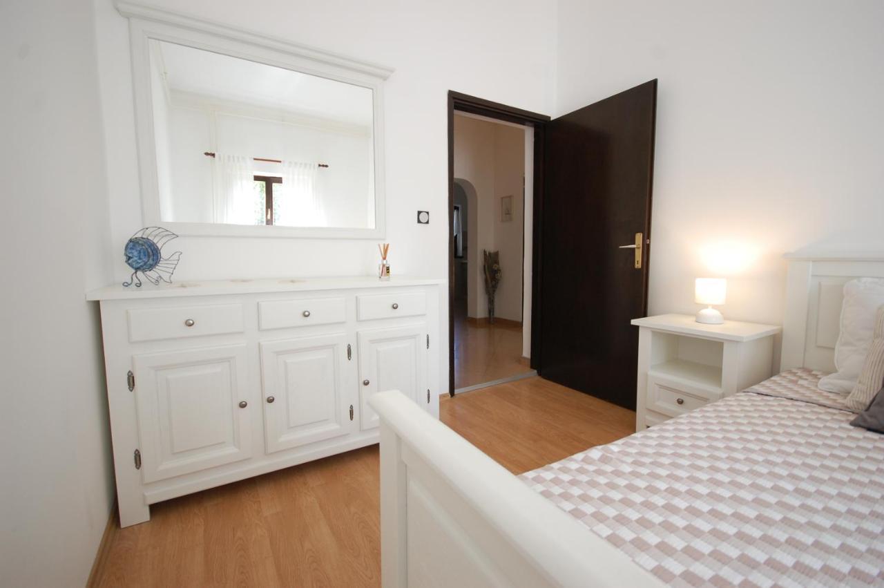 Apartment Margareta By El-Pi Tours Njivice Exterior foto
